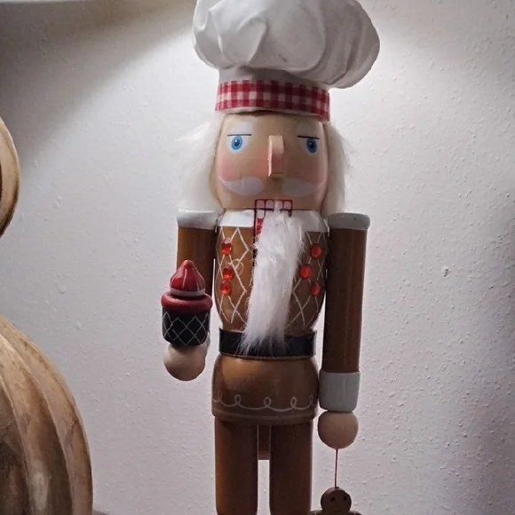 Wooden Nutcracker Chef with Cupcake Christmas Nutcracker Vintage - Picture 4 of 10